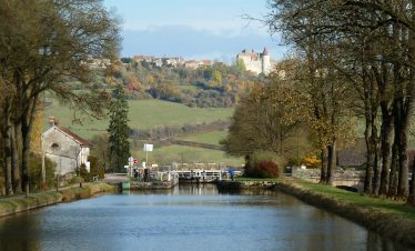 Barge cruise Chateauneuf lock