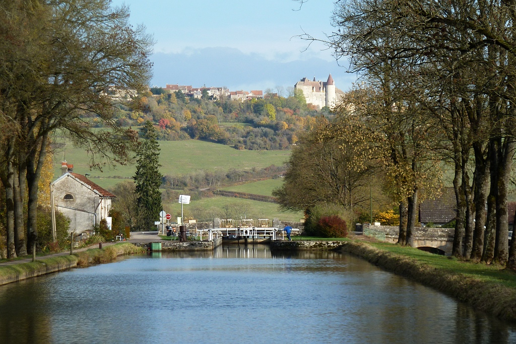 Barge cruise Chateauneuf lock