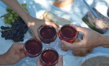 Picnic amongst the vines