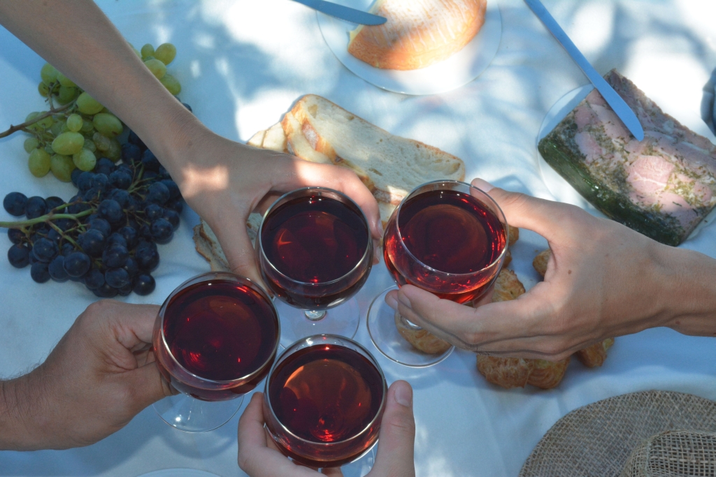 Picnic amongst the vines
