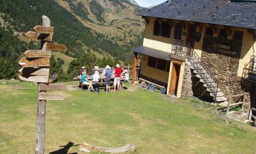Enjoying lunch on a wellbeing hiking and yoga trip