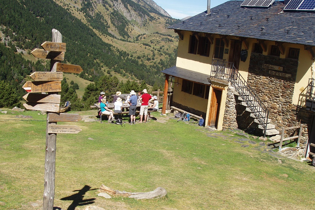 Enjoying lunch on a wellbeing hiking and yoga trip