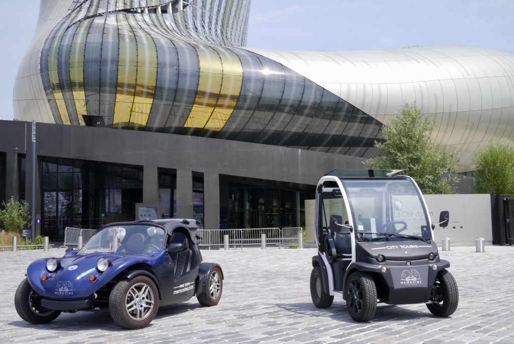 Electric buggy in front of Cité du Vin